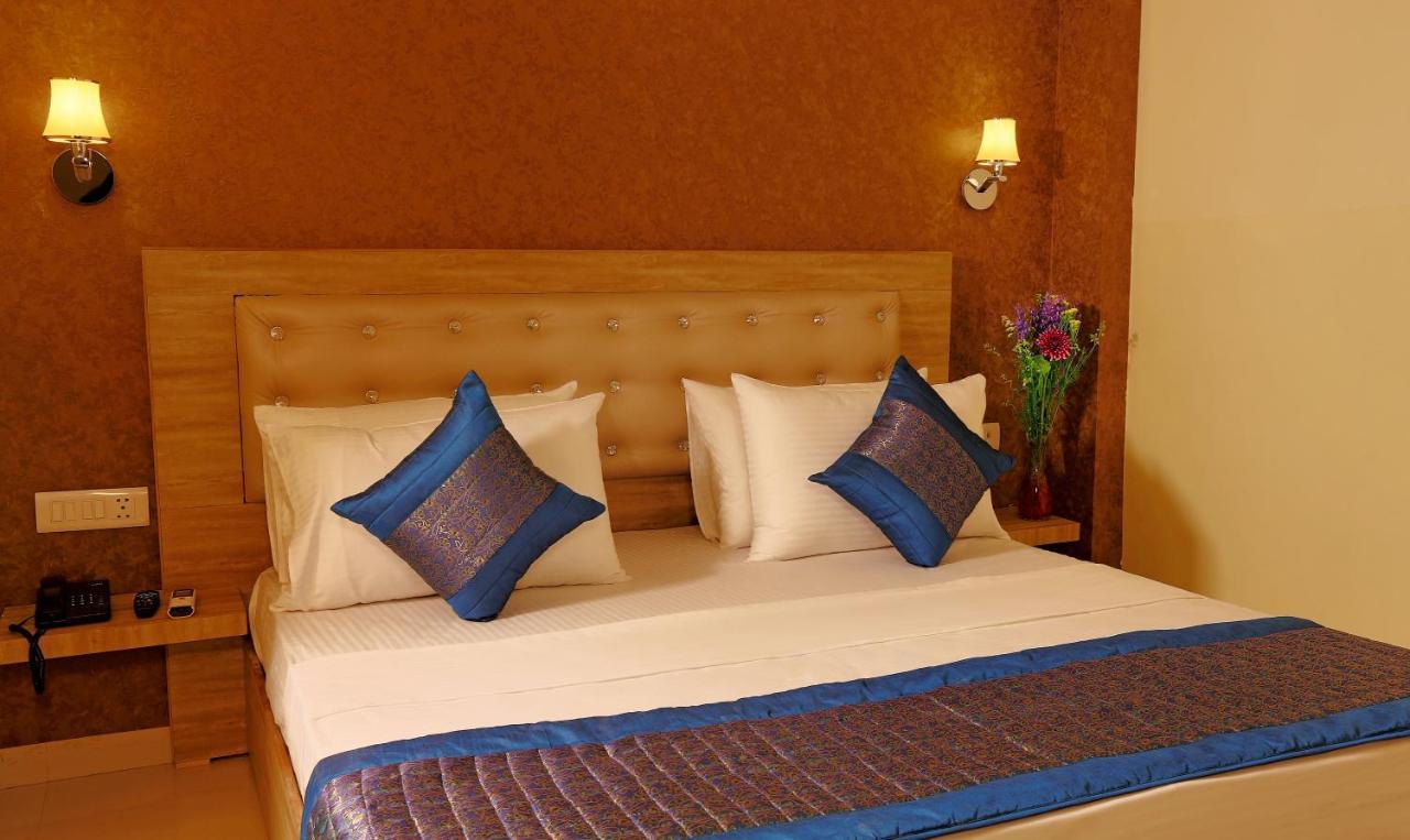 Hotel Airport City New Delhi Bagian luar foto