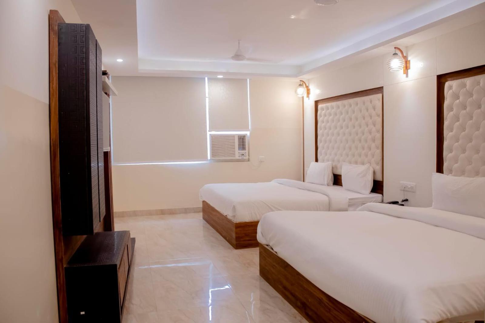 Hotel Airport City New Delhi Bagian luar foto