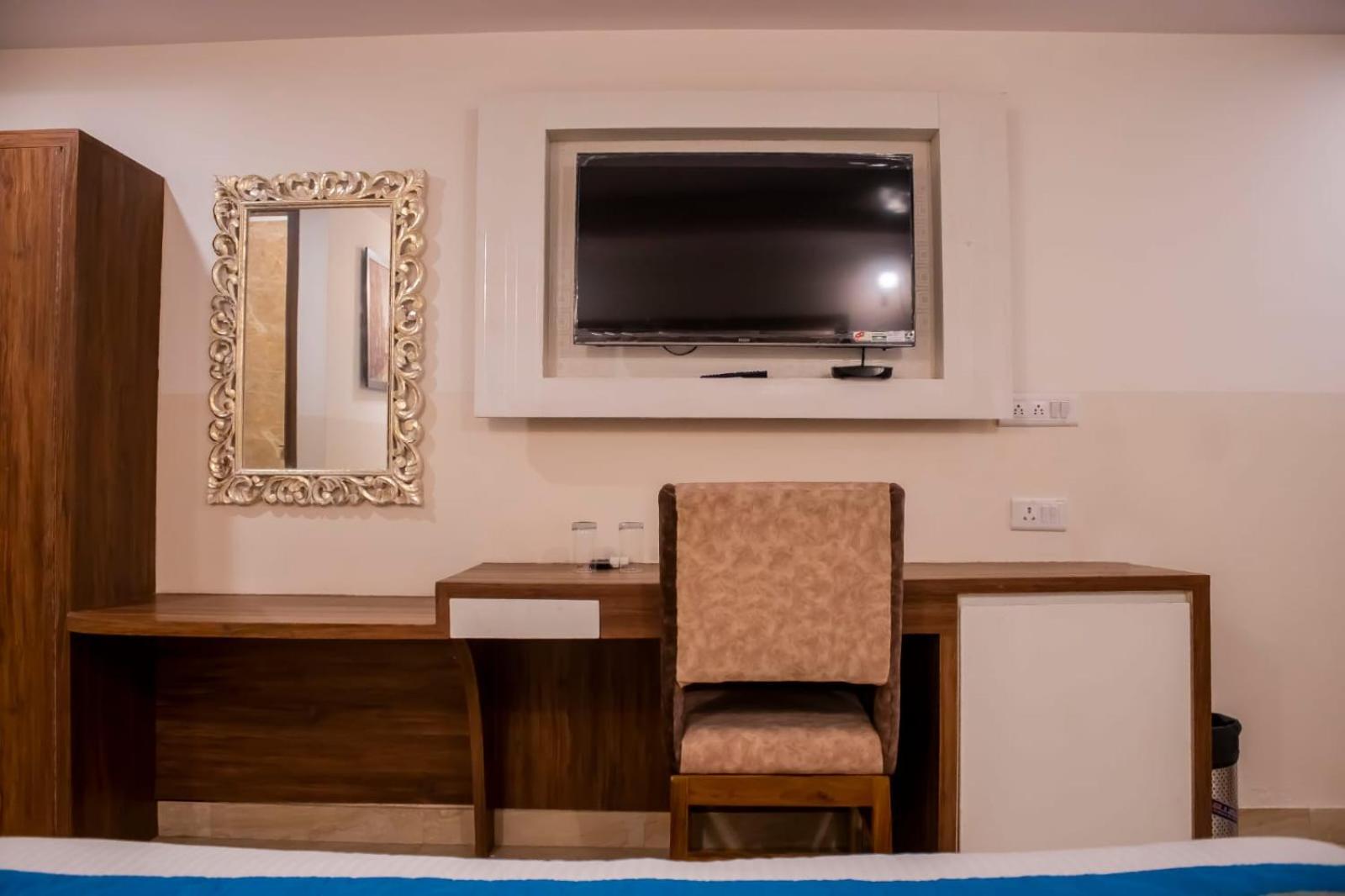 Hotel Airport City New Delhi Bagian luar foto