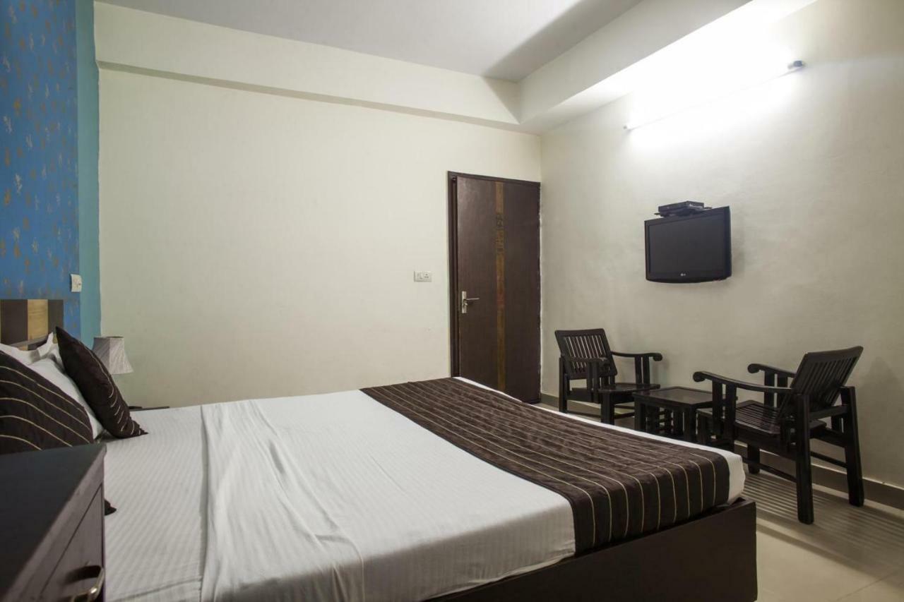 Hotel Airport City New Delhi Bagian luar foto
