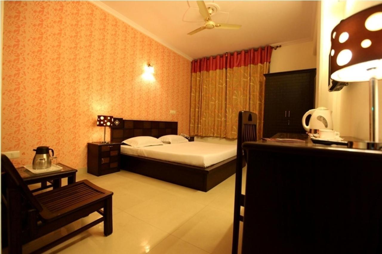 Hotel Airport City New Delhi Bagian luar foto
